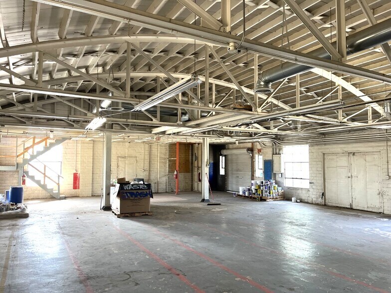 More Photos Of 805 W Avenue N, San Angelo Flex For Lease