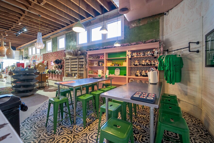 More Photos Of 102 S Main St, Victoria Storefront For Sale