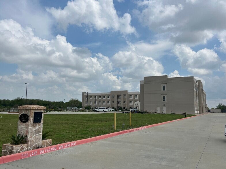 More Photos Of 6913 Pavilion Dr, Houston Assisted Living For Lease