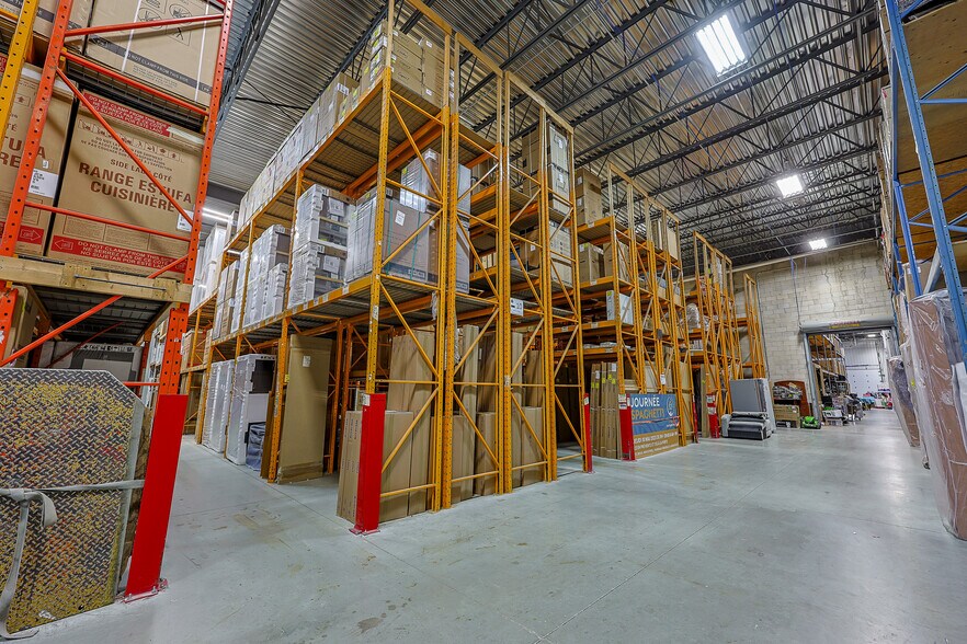 More Photos Of 1555 Boul Industriel, Farnham Warehouse For Lease