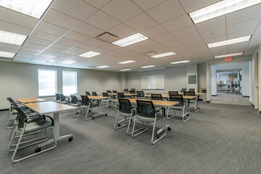 More Photos Of 2400 E Devon Ave, Des Plaines Loft Creative Space For Lease