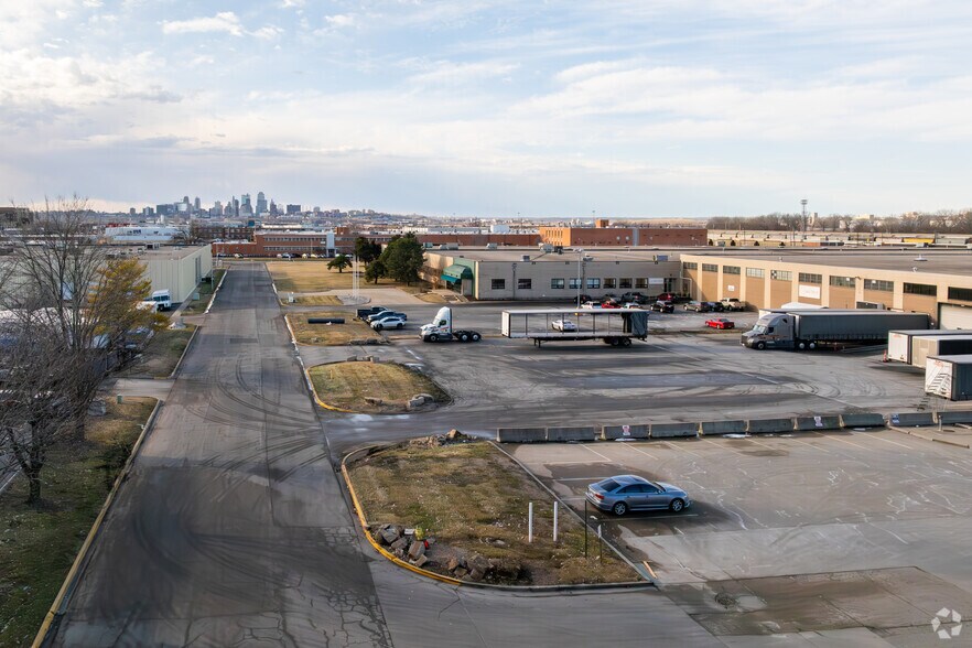 More Photos Of 1 Design Dr, North Kansas City Warehouse For Lease
