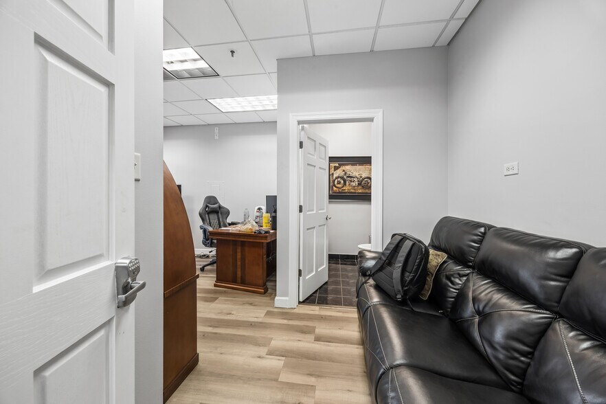 More Photos Of 17720-17724 Oak Park Ave, Tinley Park Office For Sale
