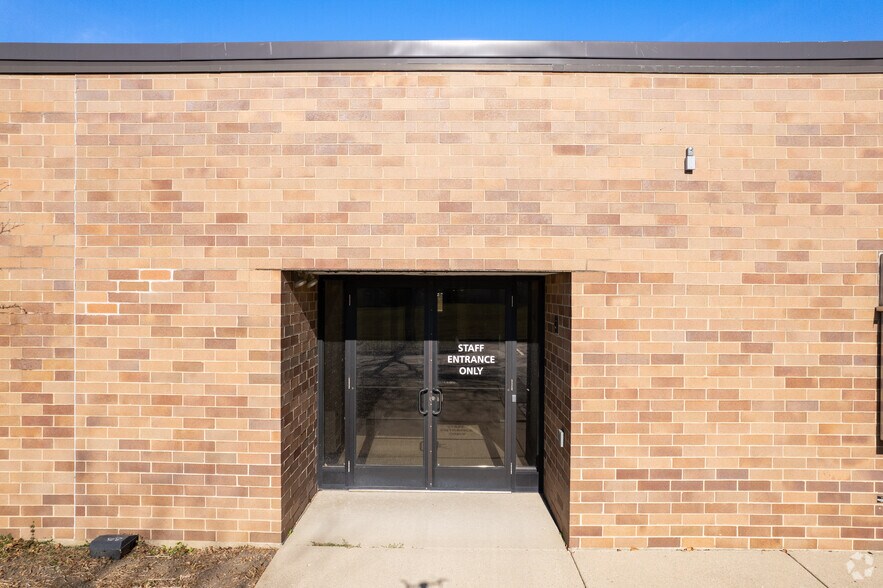 More Photos Of 701 Woodlands Pky, Vernon Hills Office For Sale