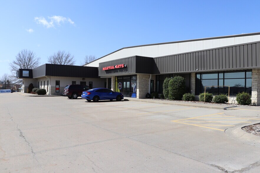 More Photos Of 1500 S 169 Hwy, Smithville Manufacturing For Lease