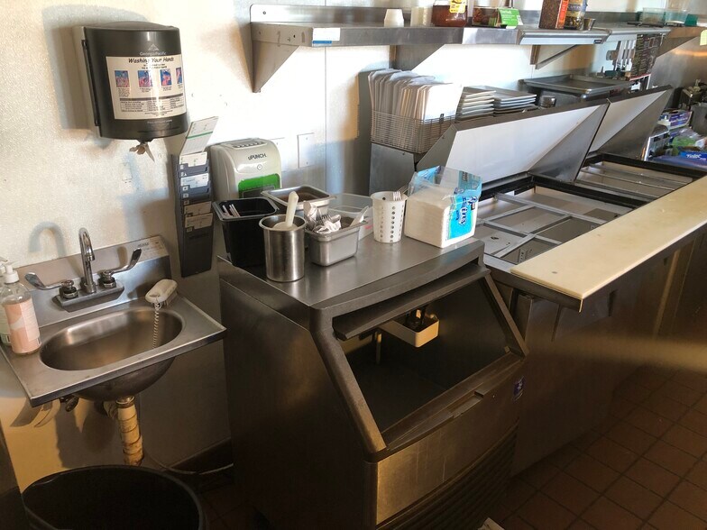 More Photos Of 26027 Eden Landing Rd, Hayward Storefront For Lease