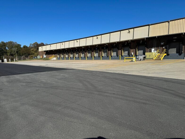 More Photos Of 7110 E Washington St, Mebane Distribution For Lease