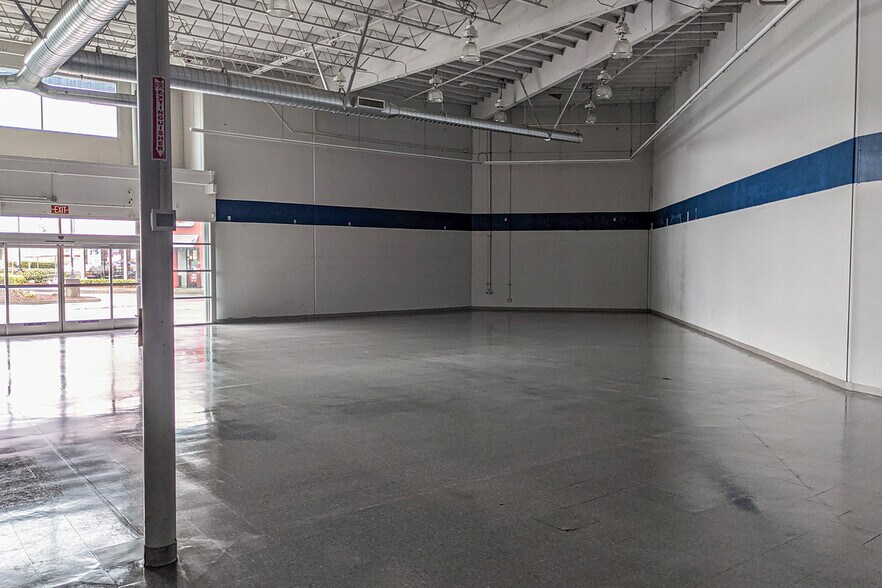More Photos Of 12518 NE Airport Way, Portland Showroom For Lease