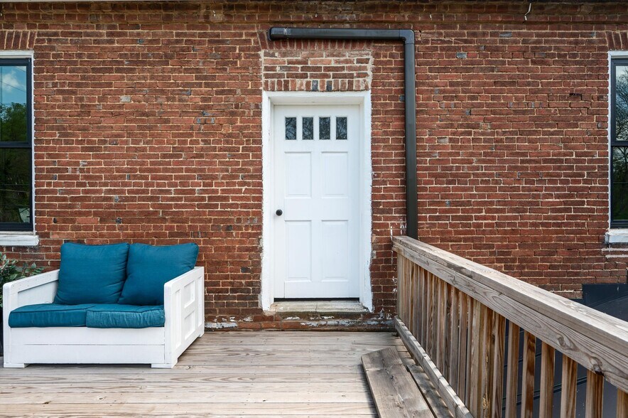 More Photos Of 7211 Queen St, Middleway Flex For Sale