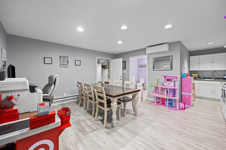 More Photos Of 227 West Ave, Albion Town Orleans Flex For Lease