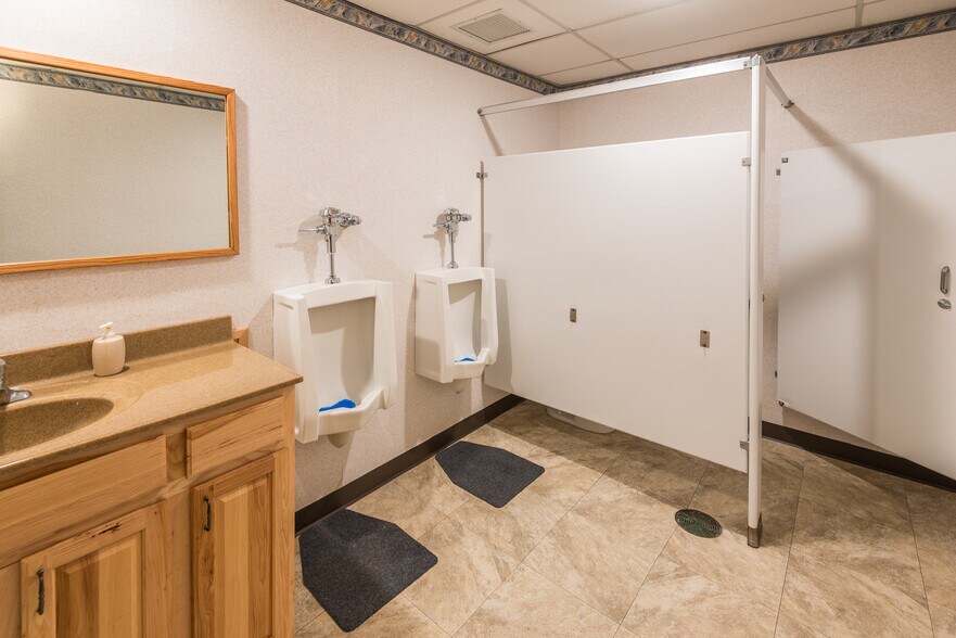 More Photos Of 1423 Randy Ln, Jefferson City Office For Sale