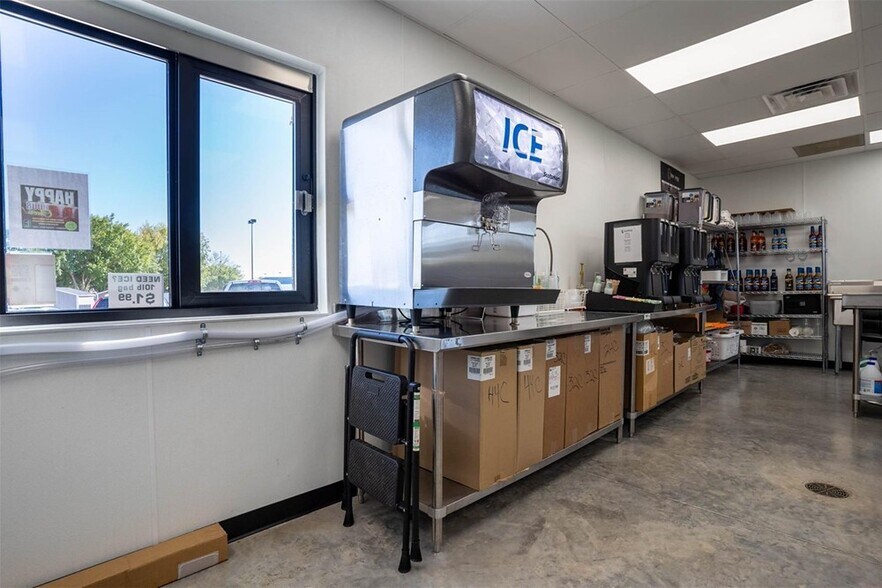 More Photos Of 330 NW John Jones Dr, Burleson General Retail For Sale