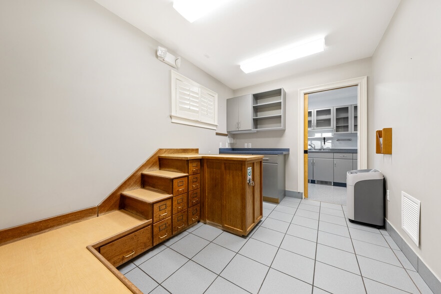 More Photos Of 25 Carlisle Rd, Westford Veterinarian Kennel For Sale