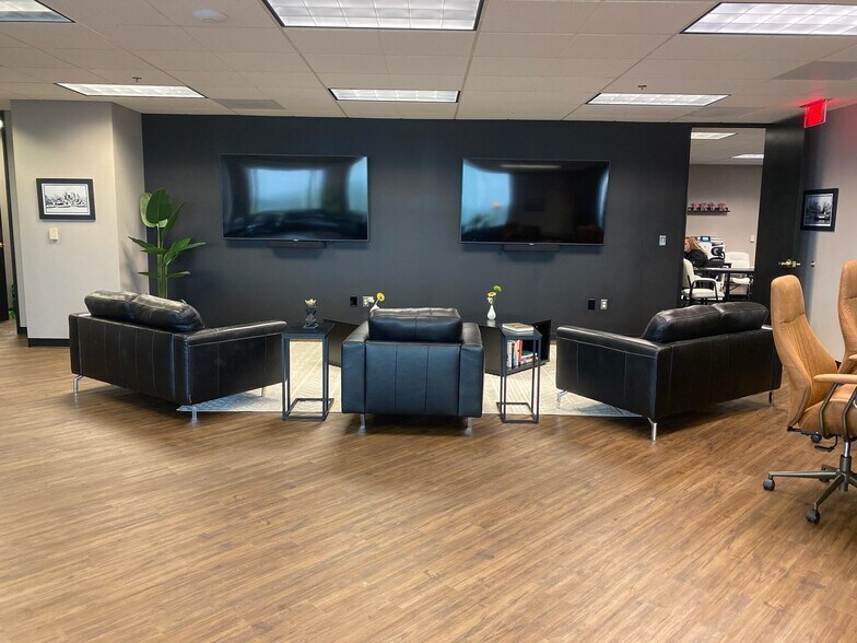 More Photos Of 101 W Big Beaver Rd, Troy Office For Lease