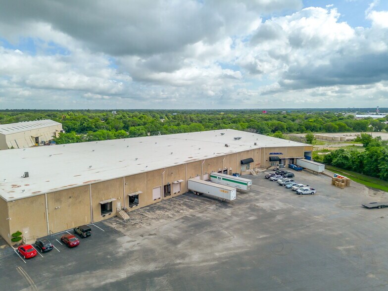 More Photos Of 580-586 N Beach St, Fort Worth Distribution For Lease