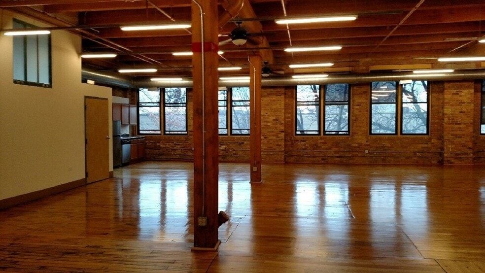 More Photos Of 333 N Oakley Blvd, Chicago Light Distribution For Lease