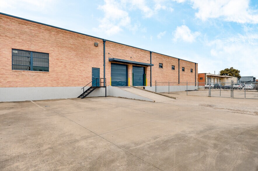 More Photos Of 8408 Chancellor Row, Dallas Warehouse For Lease