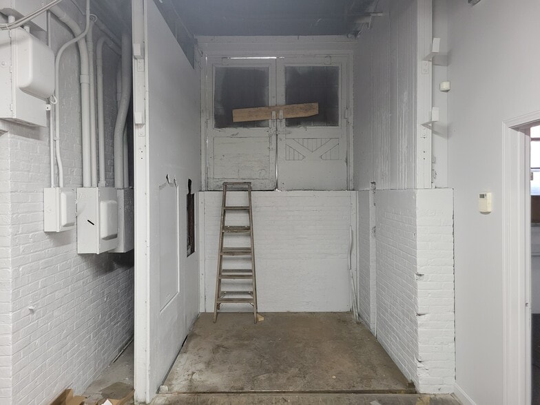More Photos Of 100 Pleasant St, Dracut Self Storage For Lease