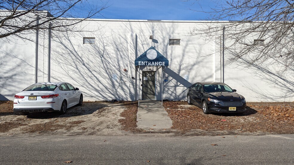 More Photos Of 717 Longfellow St, Woodbine Warehouse For Lease