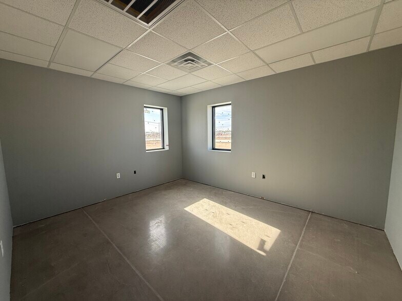 More Photos Of 1602 S Midkiff Rd, Midland Warehouse For Lease