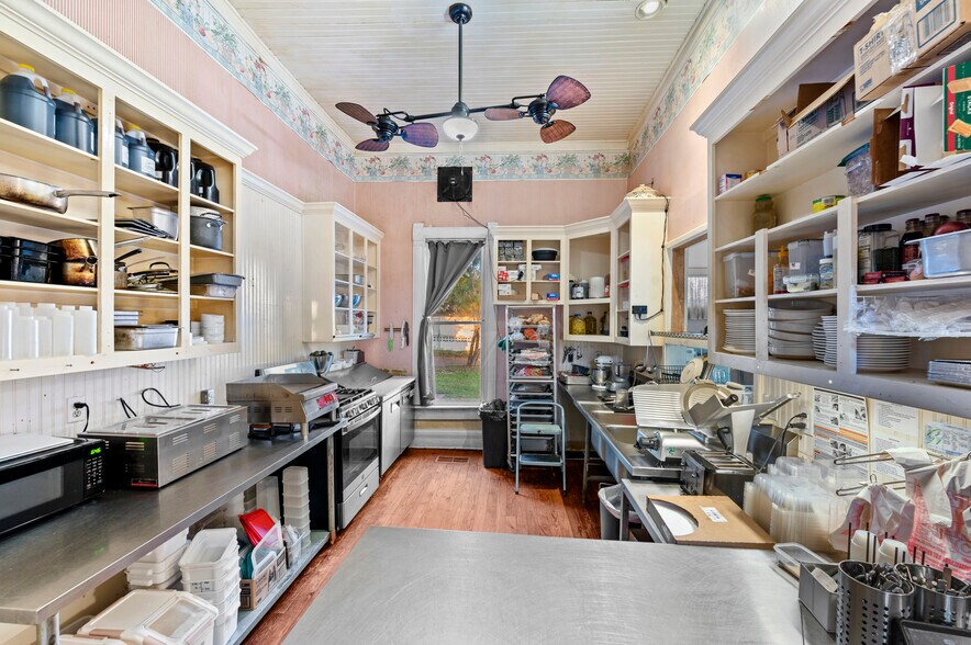 More Photos Of 202 N Newsom St, Mineola General Retail For Sale