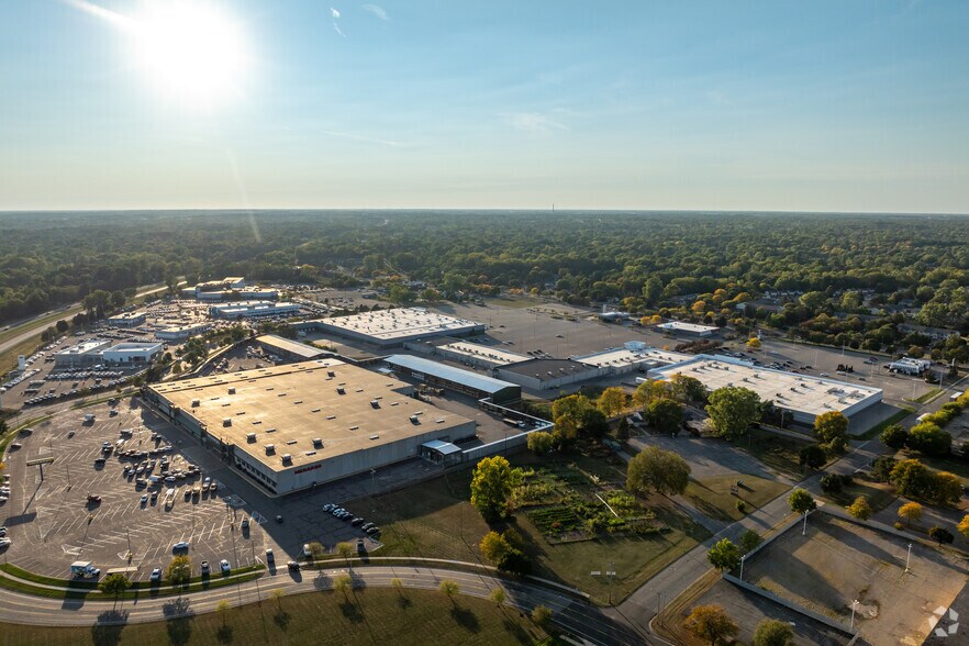 More Photos Of 438-462 E Edgewood Blvd & SEC American Rd & E Edgewood Blvd, Lansing Storefront For Lease