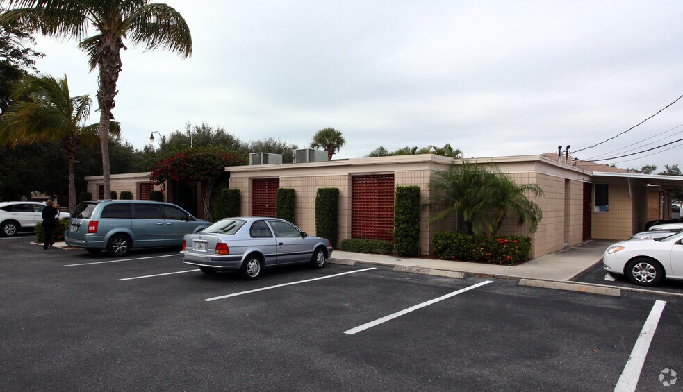 More Photos Of 321 Nokomis Ave S, Venice Medical For Lease