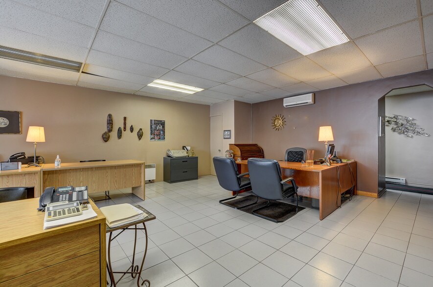 More Photos Of 89 Boul Henri-Bourassa O, Montréal Specialty For Sale