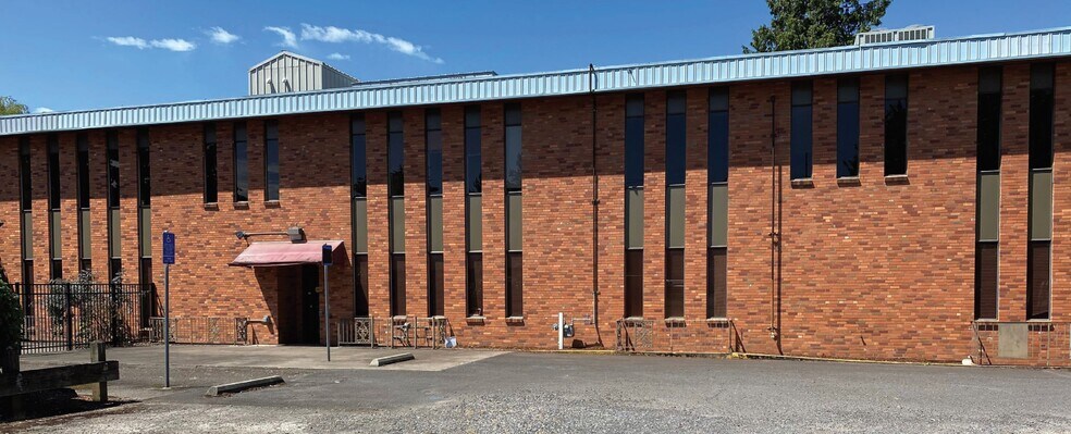 Primary Photo Of 400 NE 7th St, Gresham Hospital For Lease