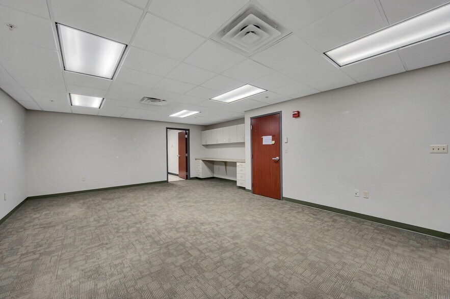 More Photos Of 21 Laurel Ave, Cornwall Medical For Lease