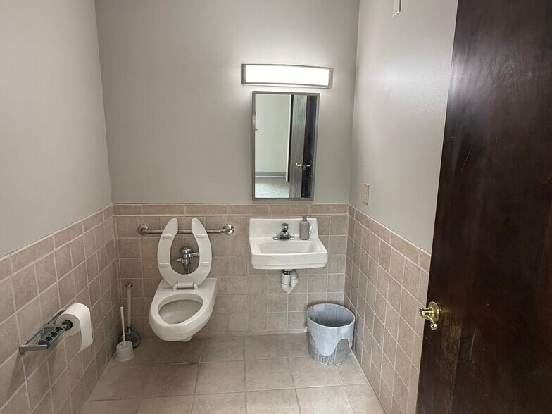 More Photos Of 144 Ivy Ln, King Of Prussia Medical For Sale