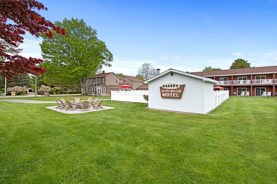 More Photos Of 612 N Lakeshore Dr, Ludington Hotel For Sale