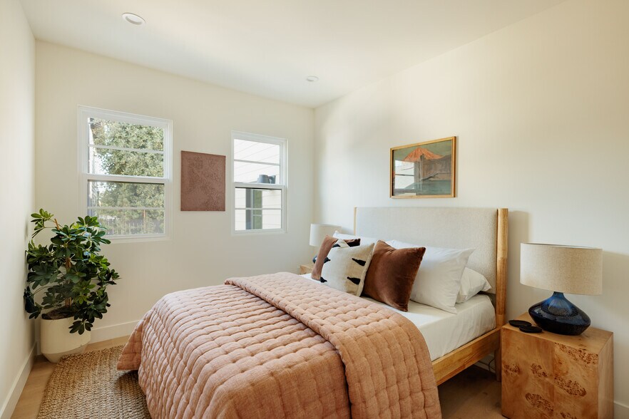 More Photos Of 1018 Manzanita St, Los Angeles Apartments For Sale