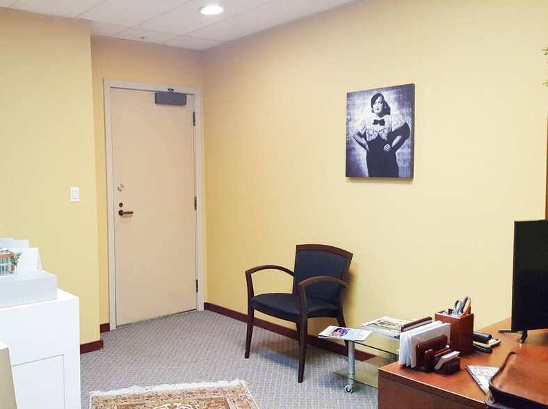 More Photos Of 1080 Howe St, Vancouver Office For Sale