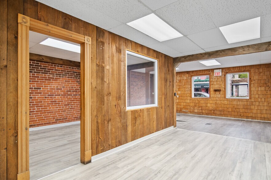 More Photos Of 58 Dundas St E, Napanee Storefront For Sale