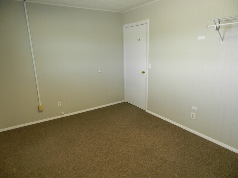 More Photos Of 445 Kristen Ct, Montrose Warehouse For Sale