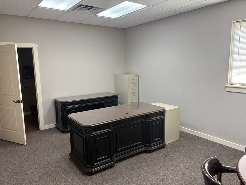 More Photos Of 611 W Tx-340-loop, Woodway Office For Lease