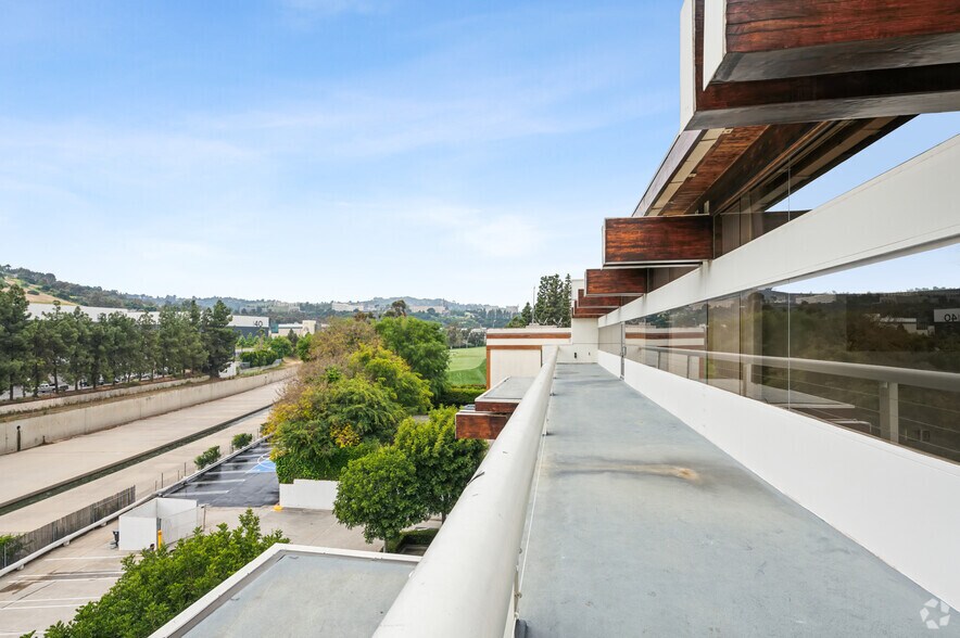 More Photos Of 4444 W Lakeside Dr, Burbank Loft Creative Space For Lease