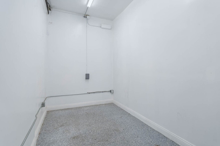 More Photos Of 180 S Alvarado St, Los Angeles Light Distribution For Lease