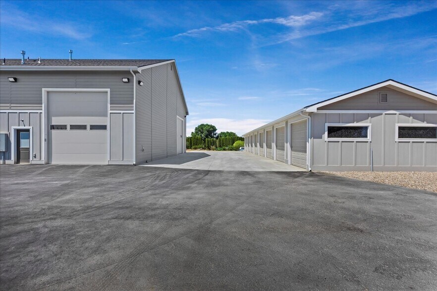 More Photos Of 225 N Happy Valley Rd, Nampa Warehouse For Lease