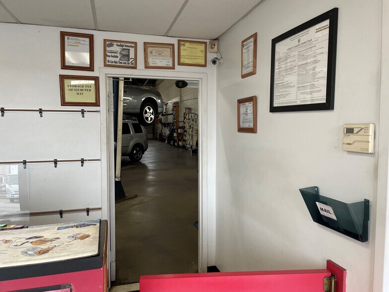 More Photos Of 8740 Cherry Ln, Laurel Light Manufacturing For Sale