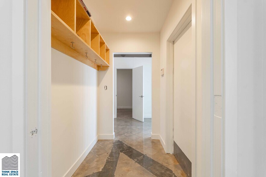 More Photos Of 913-915 N Highland Ave, Los Angeles Showroom For Sale