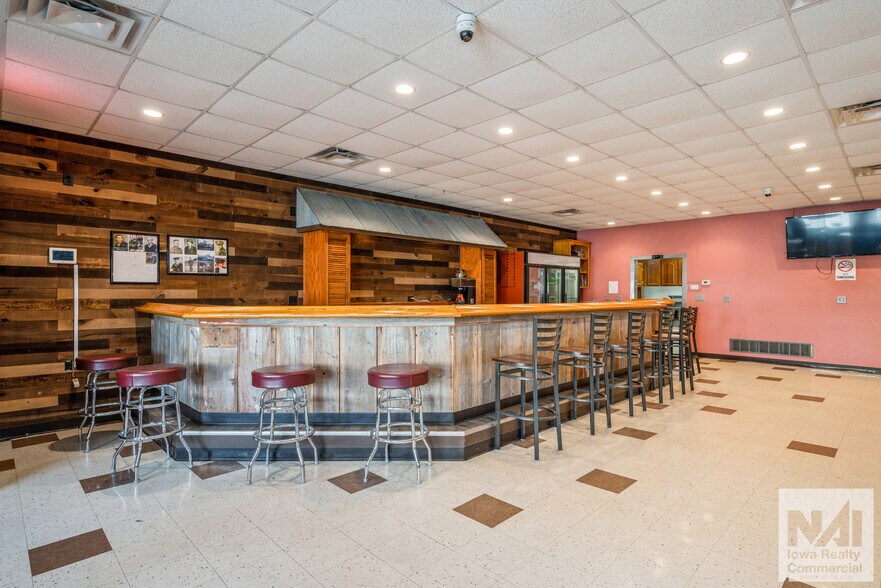 More Photos Of 115 E Main St, Coggon General Retail For Sale