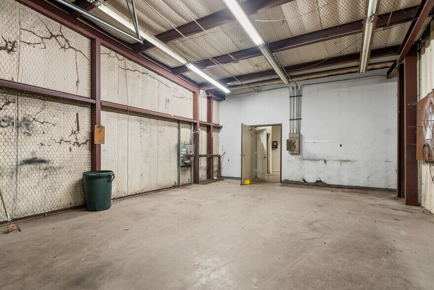 More Photos Of 3401 NNE Loop 323, Tyler Light Distribution For Sale