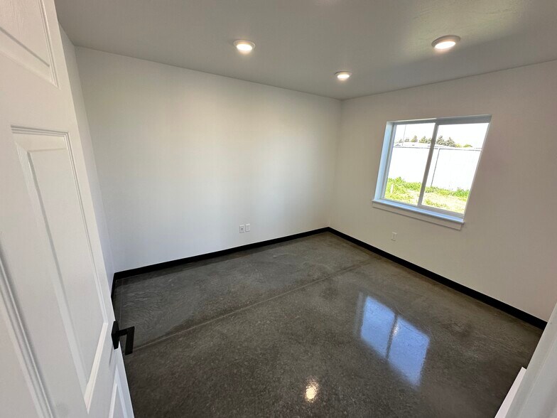 More Photos Of 1580 Bobcat dr, Bozeman Flex For Lease