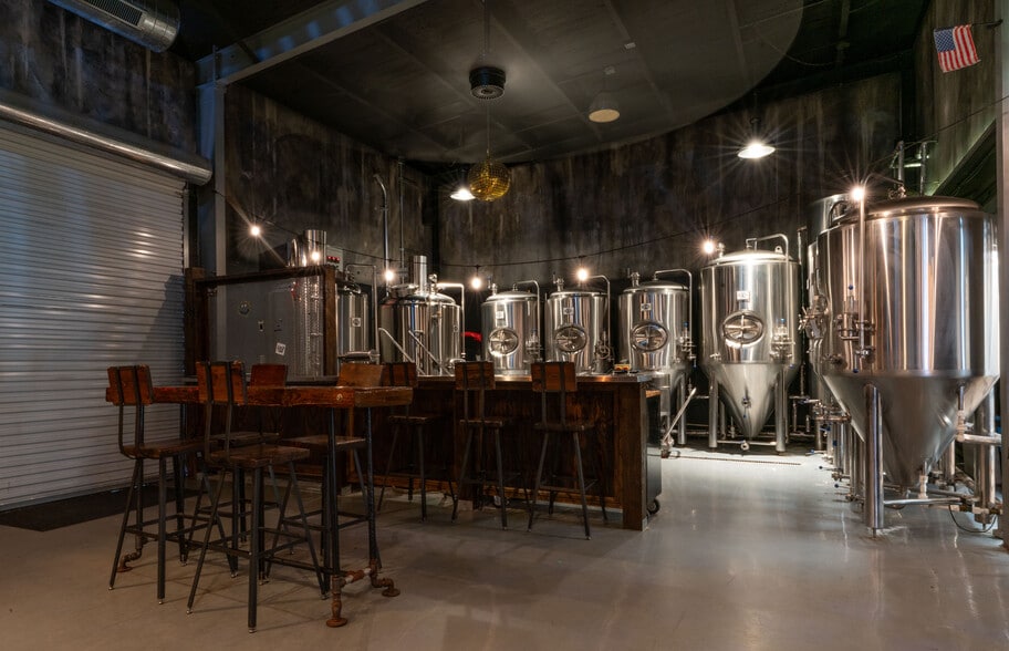 More Photos Of 1745 1st Ave S, Saint Petersburg Bar For Sale