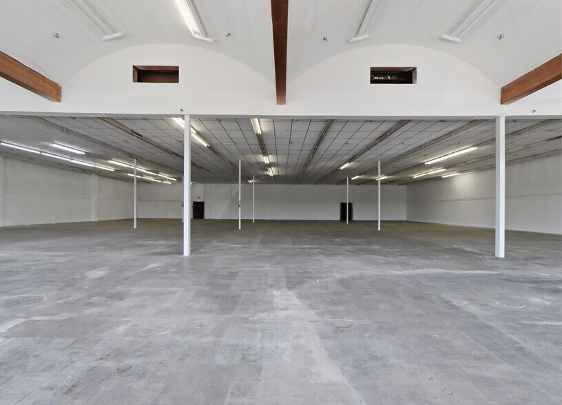 More Photos Of 5340-5346 W Glendale Ave, Glendale Freestanding For Lease