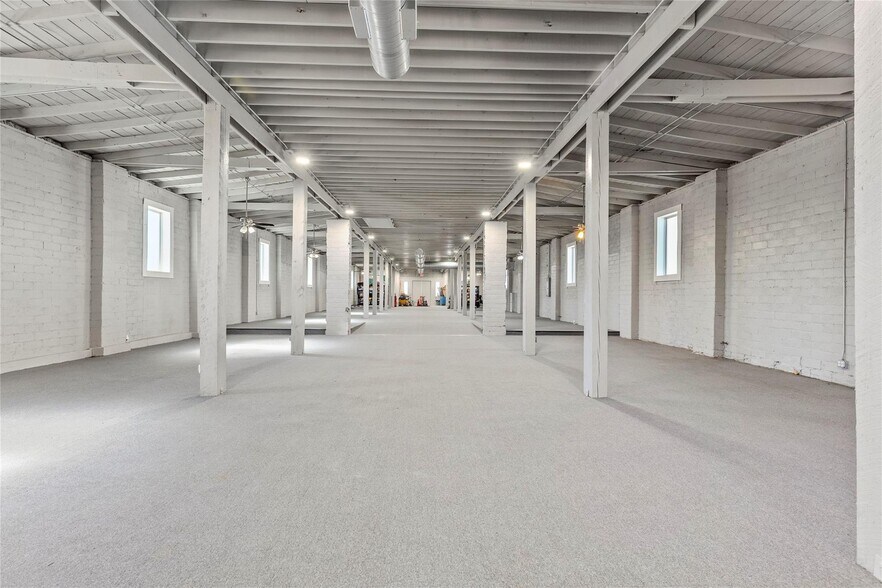 More Photos Of 2301 N Main St, Paris Freestanding For Sale