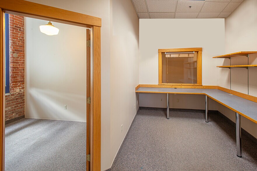 More Photos Of 320 Riverside Dr, Florence Office For Sale