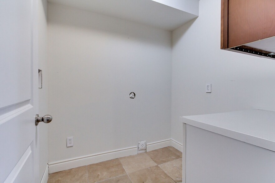 More Photos Of 395 Bay St W, Brock Office For Sale